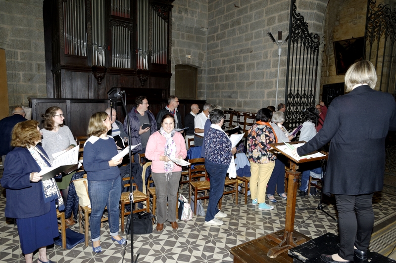 La mise en place de la chorale pour la cérémonie