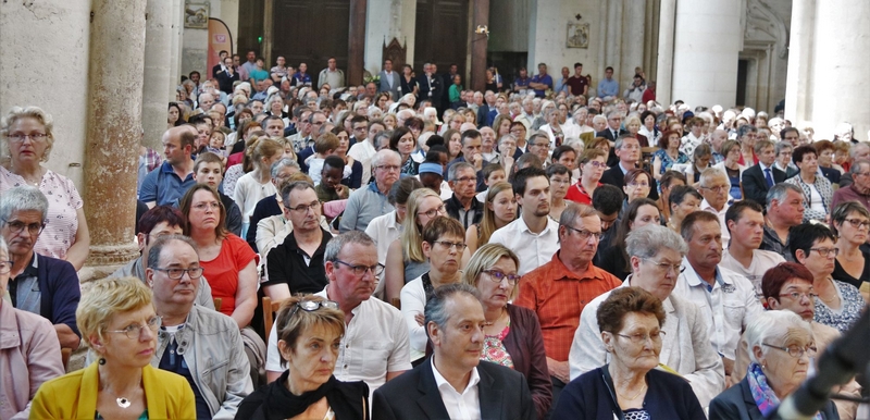 L’assemblée, très nombreuse, envahissait toute la cathédrale, y compris l’arrière-choeur.