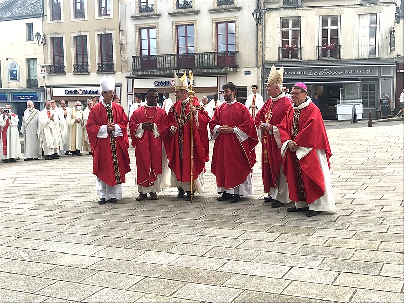 Les 4 évêques : Mgr Habert et Mgr Bozo, et 2 évêques émérites : Mgr Maurice de Germiny (ex Blois) et Mgr Louis (ex Châlons en Champagne)