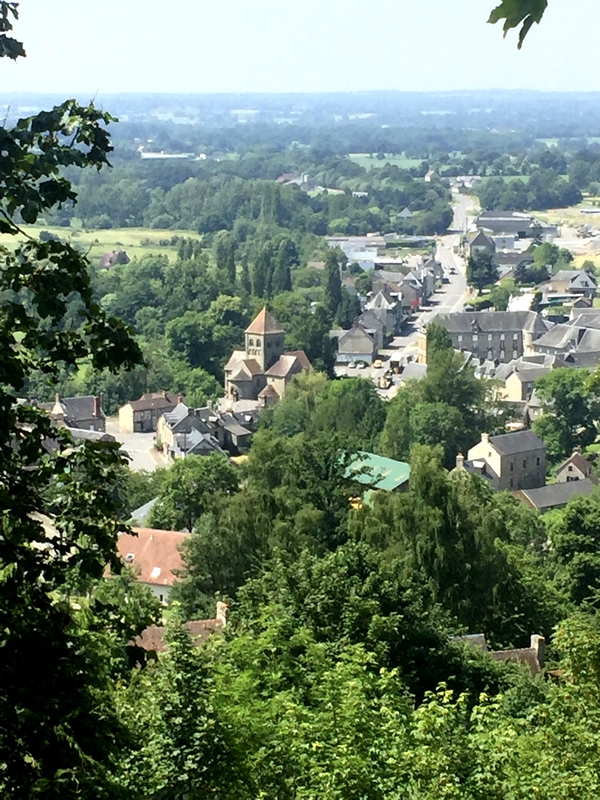 Du château, vue plongeante sur ND sur l’Eau.