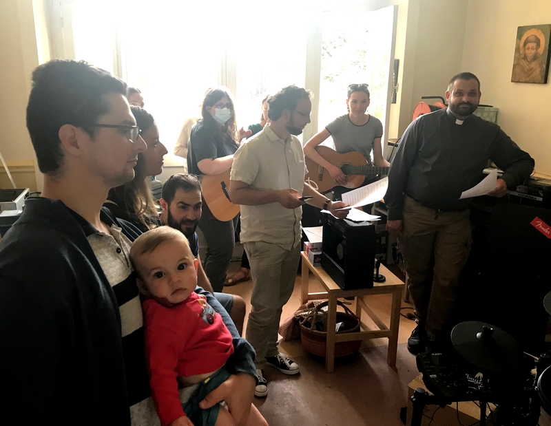 De la part des jeunes professionnels, en vue de son ordination prochaine (dimanche 28 juin à 15h30 à la cathédrale), 