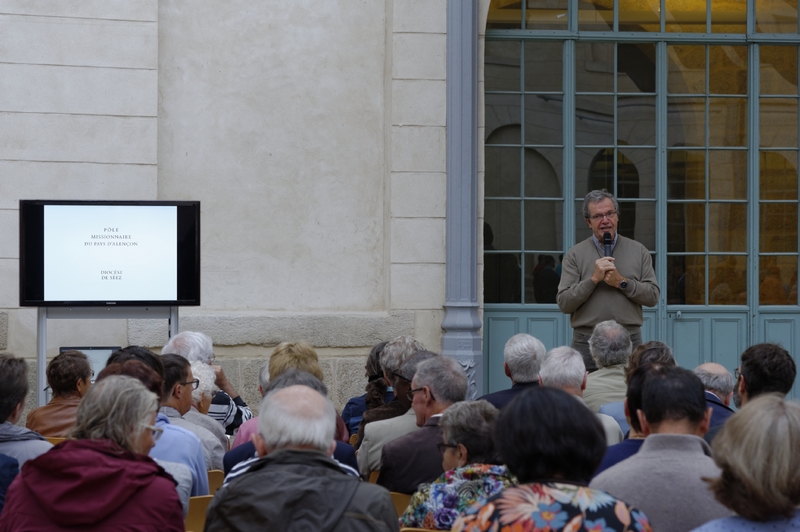 Le doyen, le P. Loïc Gicquel des Touches, commente un montage photo