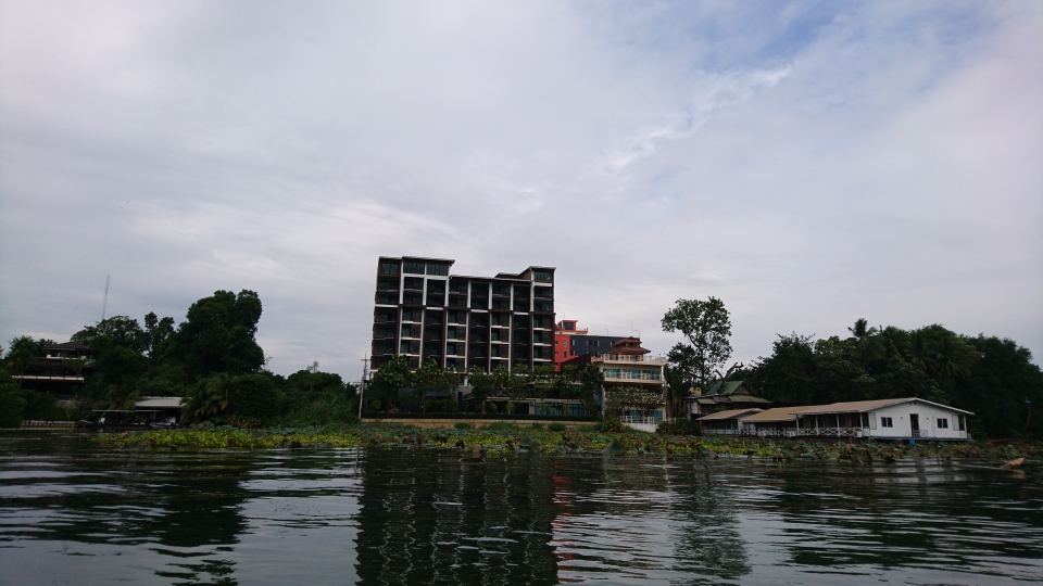 Unser Hotel vom Fluss aus gesehen