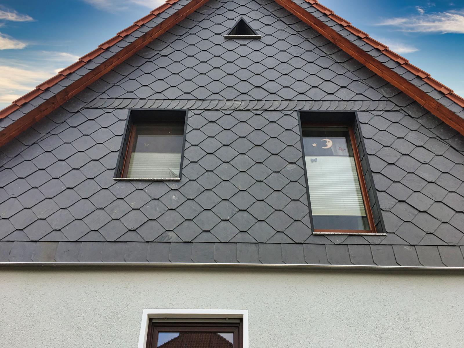 Schieferarbeiten am Giebel von Dachdeck GmbH & Co. KG
