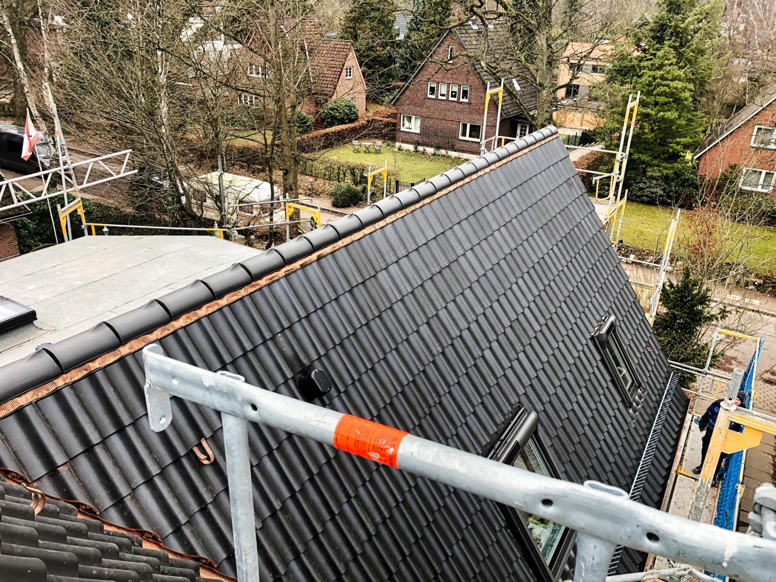 Dachdecker Nordhausen mit Firstarbeiten am Dach