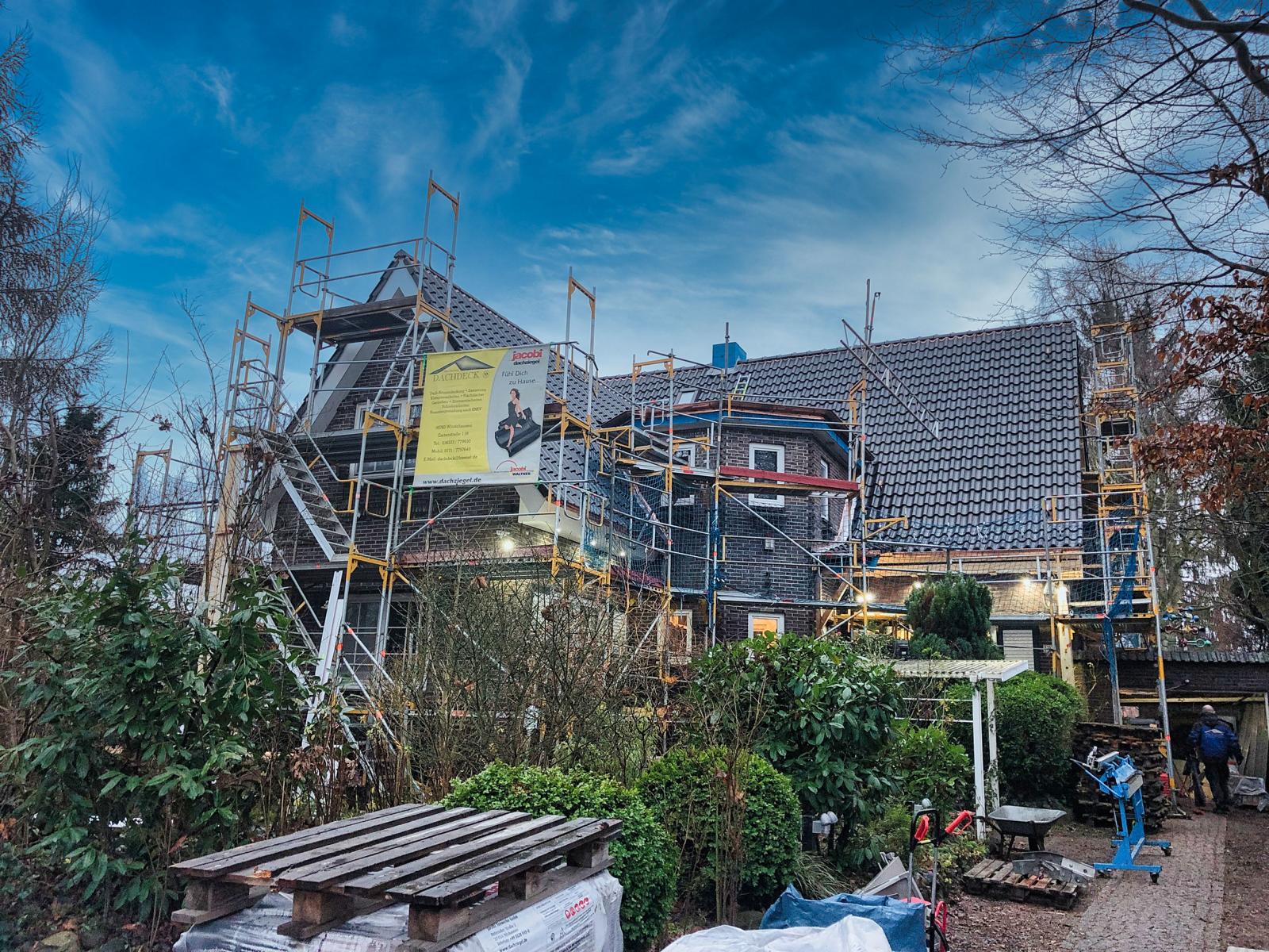 Dachdeck GmbH & Co. Kg baut Gerüst auf Baustelle