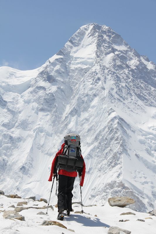 Vassiliy auf dem Weg zum Nordpfeiler des K2 <br> © Maxut Zhumayev