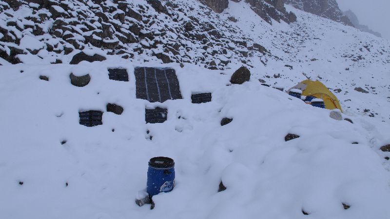 Einige unserer Solarpaneele im Italy-Basecamp. Wir wollen keinen Generator zur Stromerzeugung einsetzen und so müssen wir auch bei schlechtem Wetter versuchen so viel als möglich Strom zu produzieren <br> © Gerlinde Kaltenbrunner 