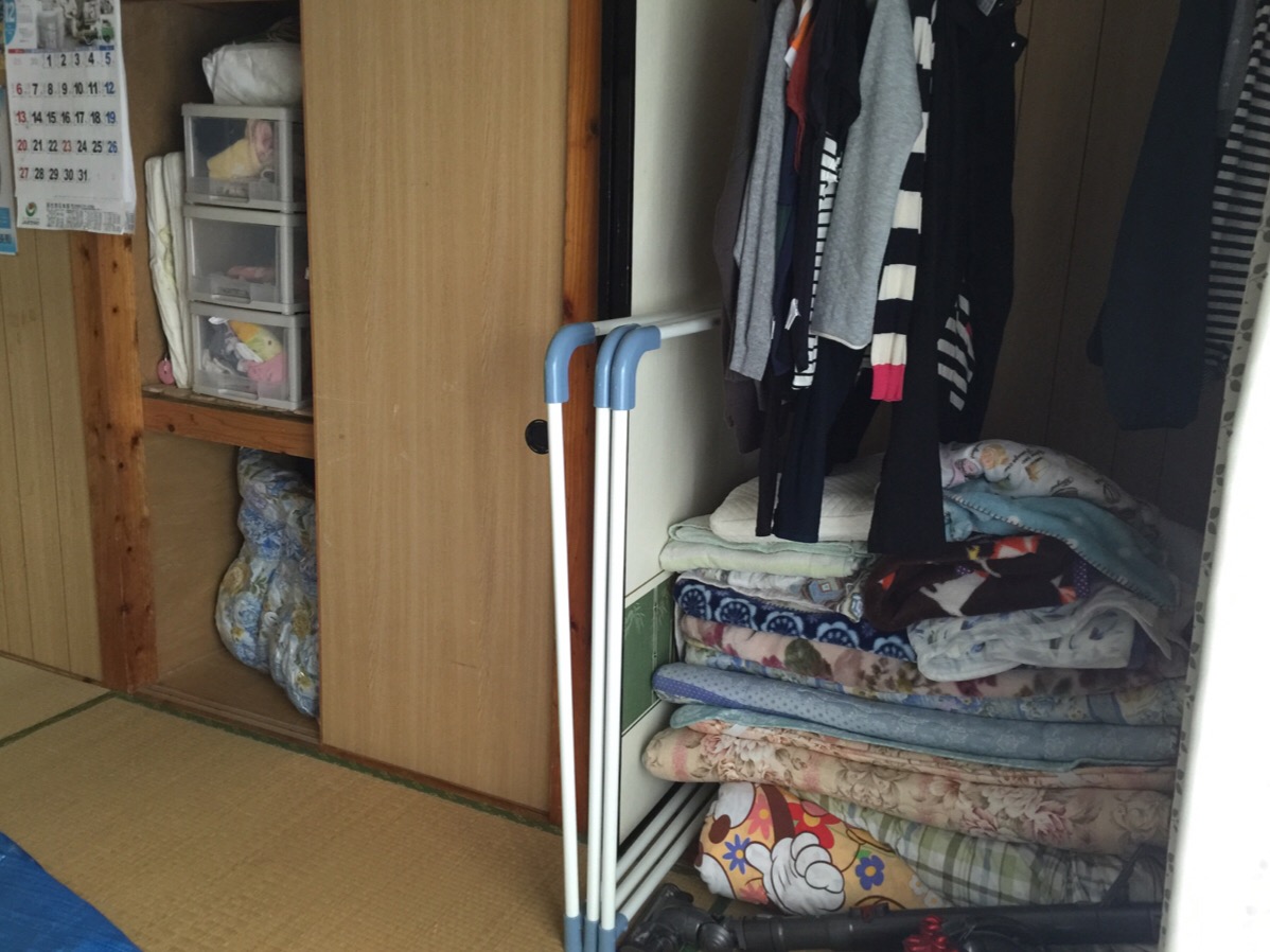 部屋の片隅にお布団と洋服・洗濯アイテムが何となく置かれていました