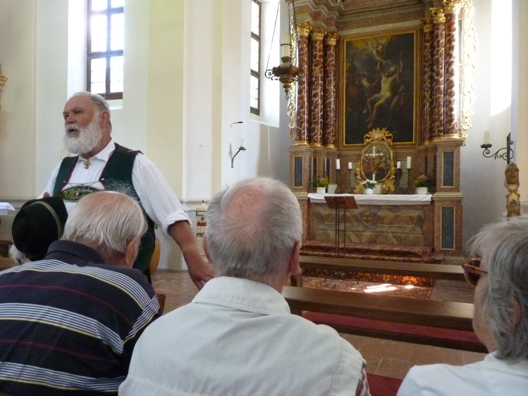 Einiges Wissenswertes über den See und seine Geschichte, vermittelt vom Reiseleiter in der Kirche von St. Bartholomä