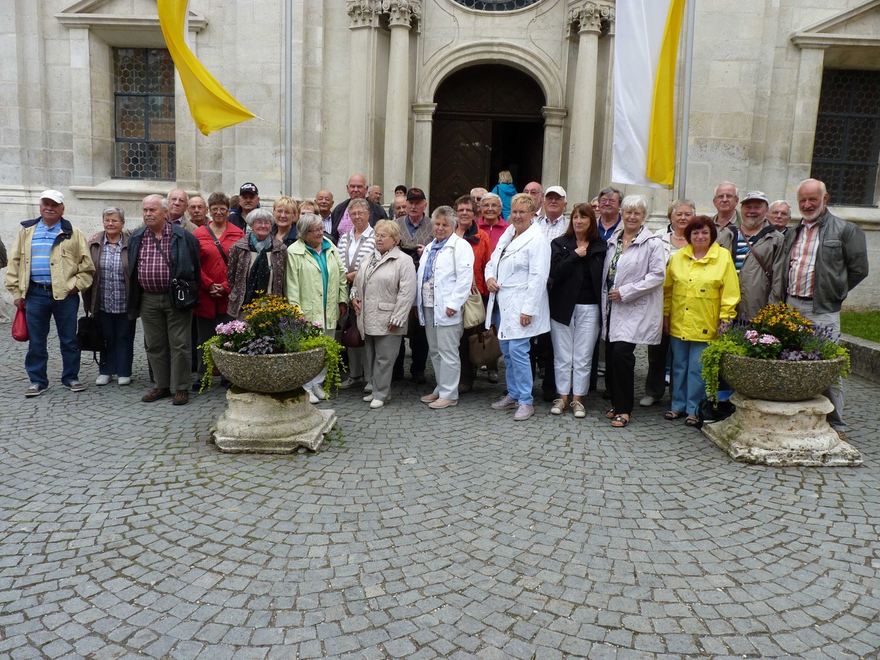 Die Reisegruppe vor der Klosterkirche in Weltenburg