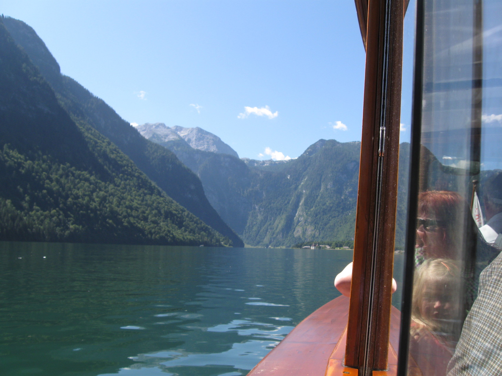 Blick auf den See mit seinen imposanten Felswänden