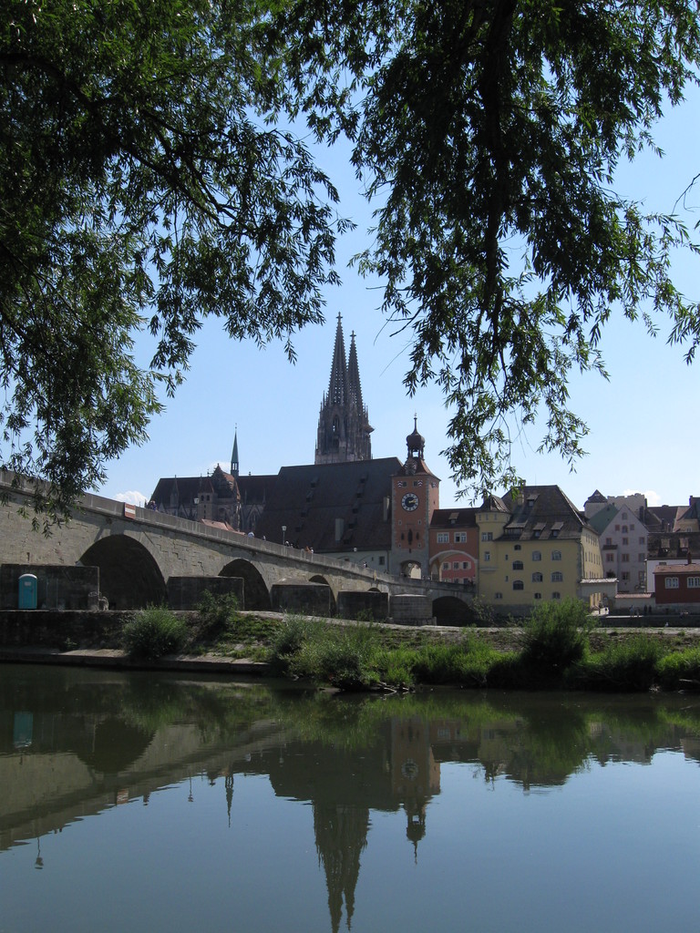 Blick auf die "Steinerne Brücke" und den Dom St. Peter in Regensburg