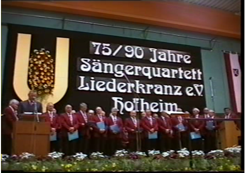 Der Jubelchor auf der festlich geschmückten Bühne in der Turnhalle