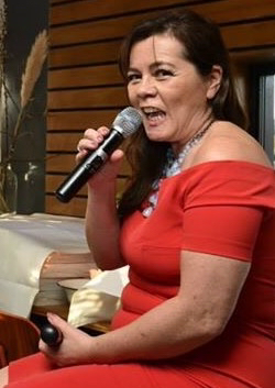 Braziliaans zangeres Sheyla brengt een uitgebreid en live bossa nova en samba repertoire.