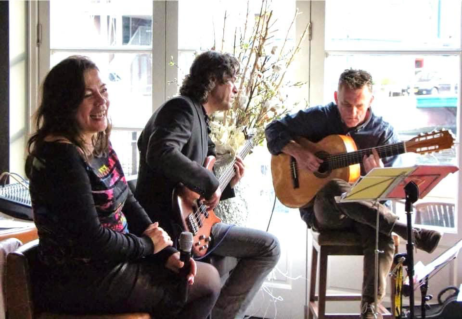 Braziliaanse zangeres Sheyla en muziekband Farofa spelen Bossa Nova en Samba muziek