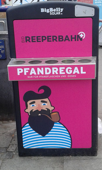 Pinkfarbene Mülleimer auf der Reeperbahn Hamburg St. Pauli 