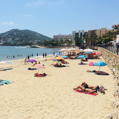 Strandleben in der Stadt Santa Eulalia