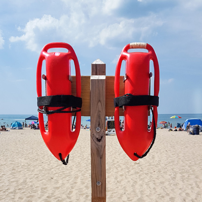 Rettungsschwimmer am Stadtstrand von Santa Eulalia