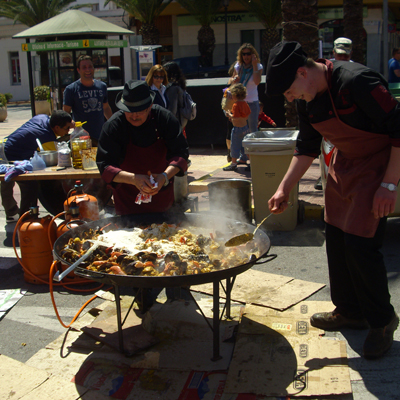 Unter freiem Himmel: Paella