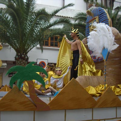 Grosser Karnevalswagen auf Ibiza