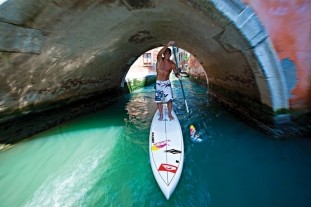 Robby Naish auf dem SUP Board in Venedig