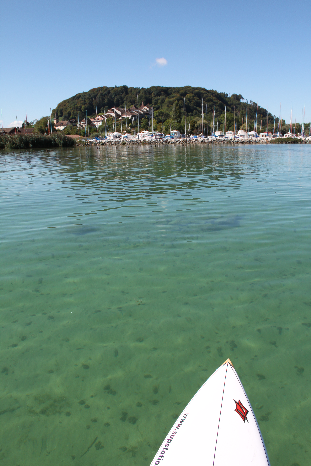 Blick vom Stand Up Paddle Board auf Erlach