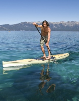 Stand Up Paddler unterwegs mit Touring SUP Board 