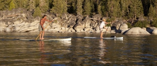 Ein Paar beim Ausüben des SUP Sports, effektives Rücken- u. Rumpftraining