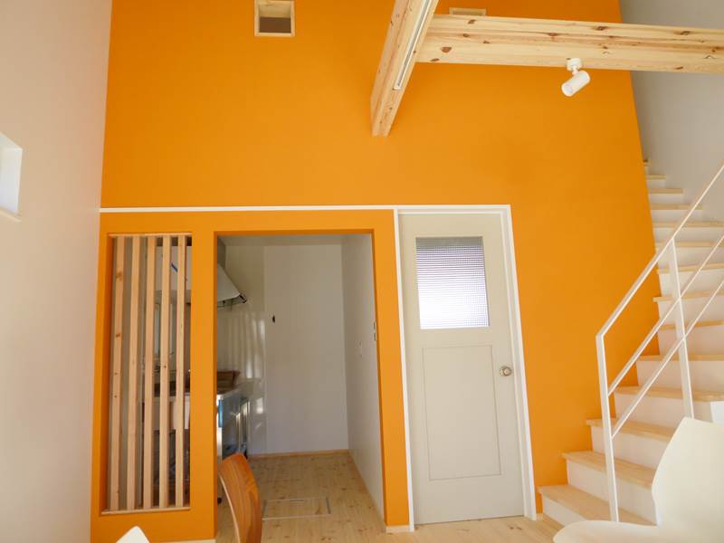 A号室はオレンジの壁・・・