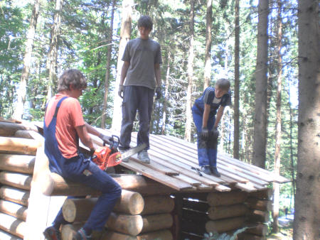 Errichtung einer "Laubblockhütte" im Frühjahr 2010