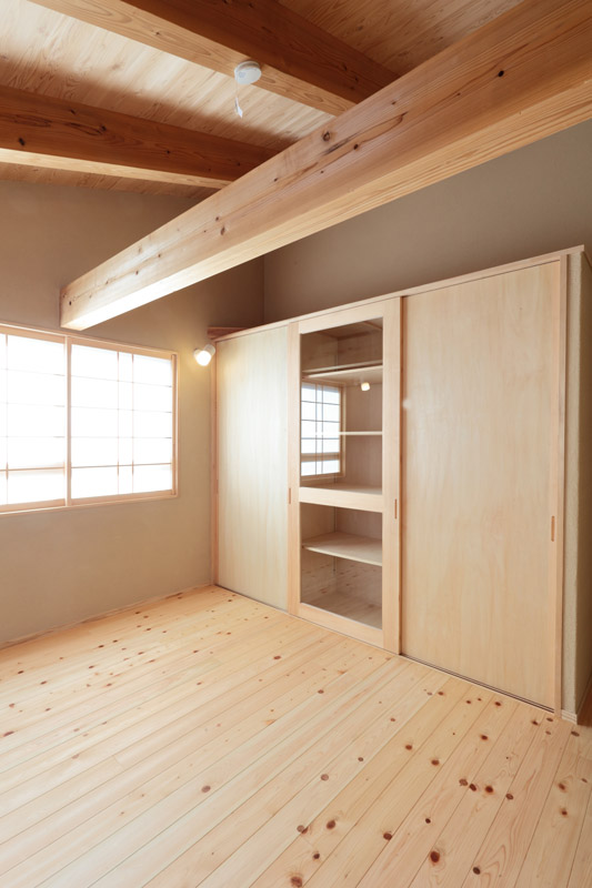 ガラス張りの建具にすることで見せる収納