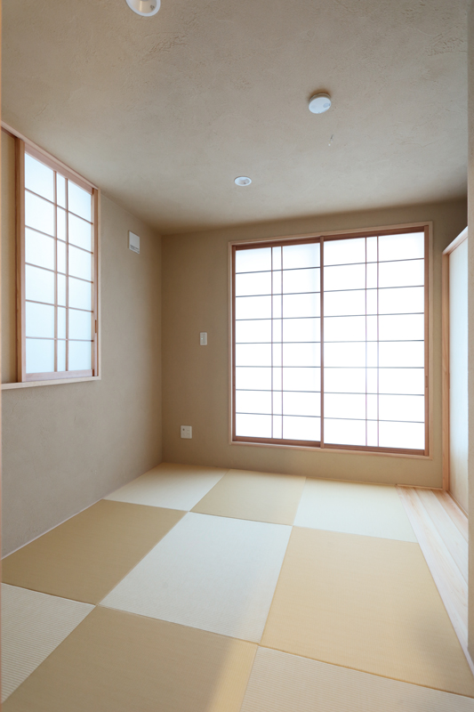 都心では少なくなった畳のある部屋は、琉球畳を使用して落ち着いた雰囲気に
