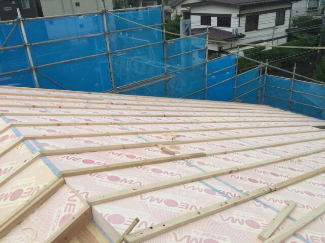 屋根断熱の上に通気垂木を施工しています