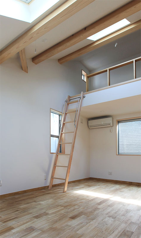 2階の子供部屋には片流れ屋根の勾配を活かしてロフトを設置