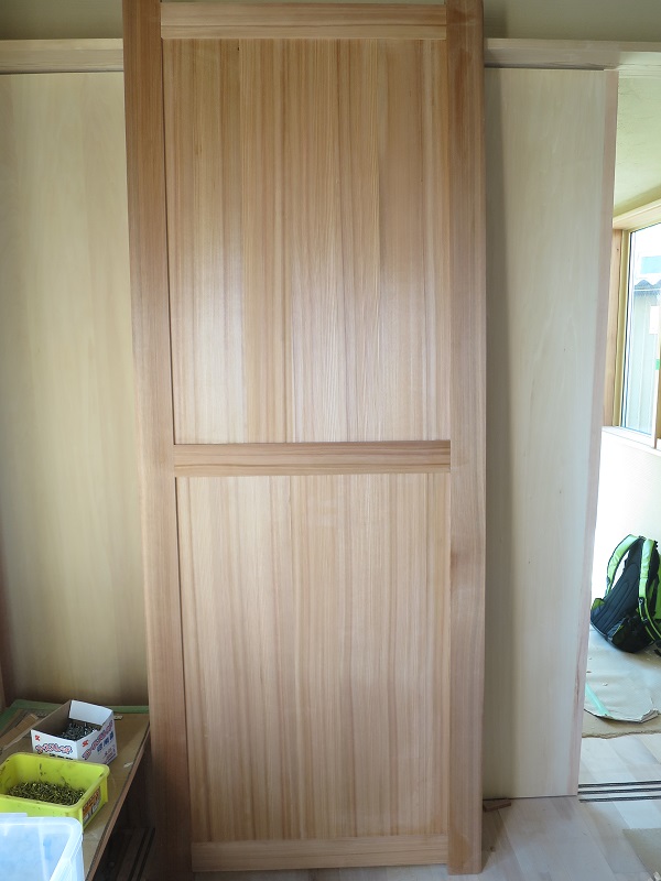 玄関収納に使用する建具も秋田杉で製作