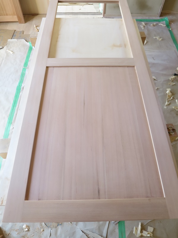 秋田杉の赤柾目で製作したリビングの建具