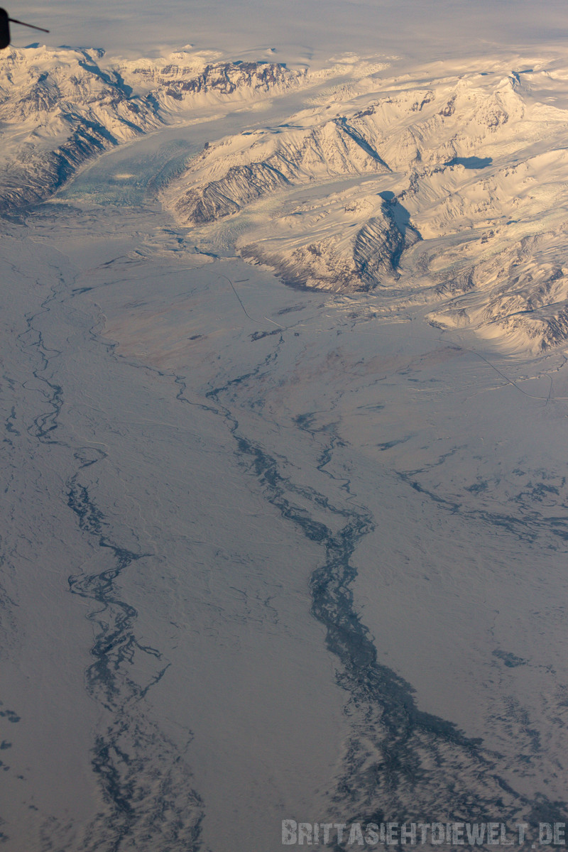 Gletscher des Vatnajökull Gebirges mit dem Nationalpark Skaftafell mit Svartifoss Wasserfall.