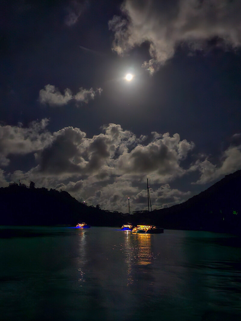 Mond über Praslin