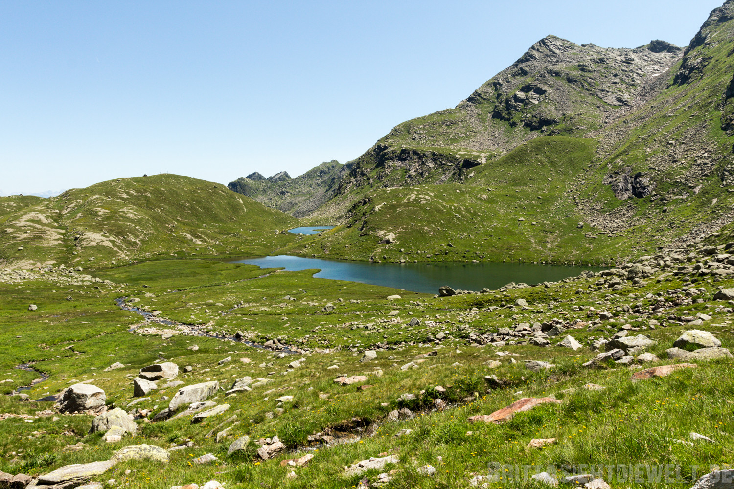 Nach Verlassen der Oberkaserhütte Blick zurück auf die ersten kleinen Seen Pfitscher und Kaser Lacke.