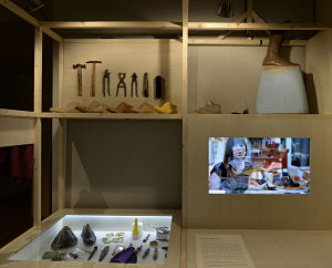 Mobilier en bois avec intégration de vitrines et écran vidéo et mise en lumière exposition artisans de la scène, CNCS. Menuiserie en bois