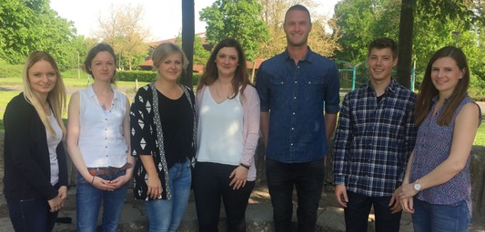 v. l. n. r.: Sina Gamerschlag (Deutsch, Erdkunde), Daniela Lorber (Englisch, Spanisch), Nane Knümann (Englisch, Sozialwissenschaften), Sina Kucharski (Religion, Geschichte), Thorsten Moor (Englisch, Spanisch), Tim Straatmann (Mathe, Biologie), Ira Synorac