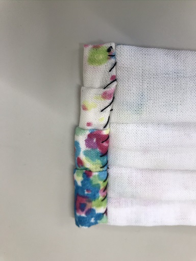 1cm折って更に1.5cm折ってゴム通す部分を適当に縫います。