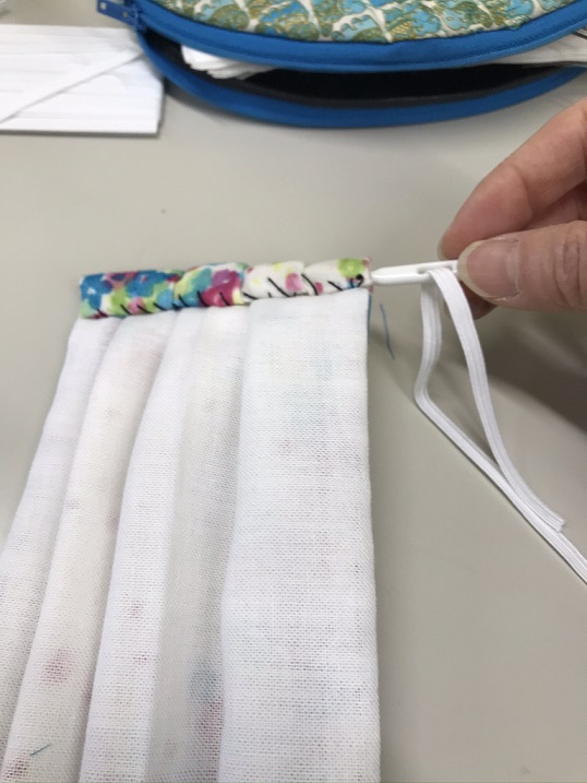ゴム（25cm）をゴム通し棒でとおします。