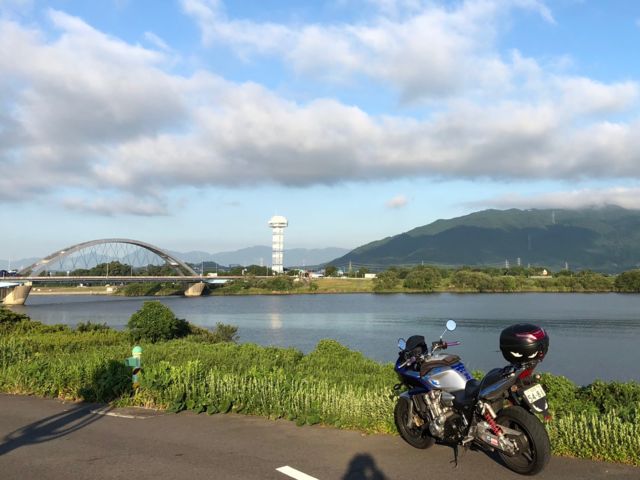 木曽川　遠景の山は多度山