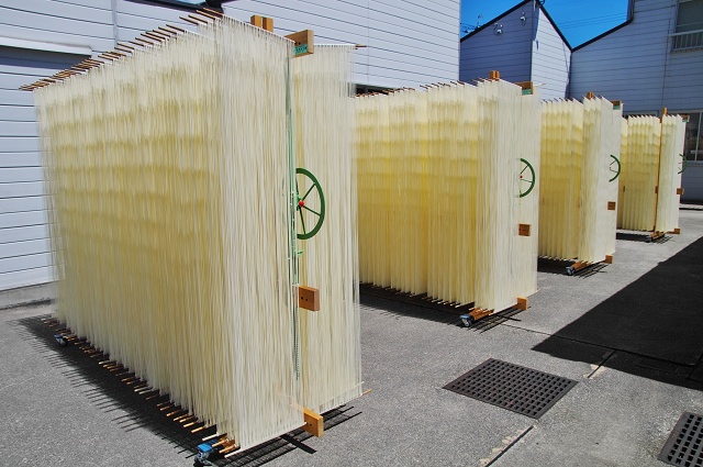 香川県のご当地麺 小豆島そうめん 素麺の天日干し