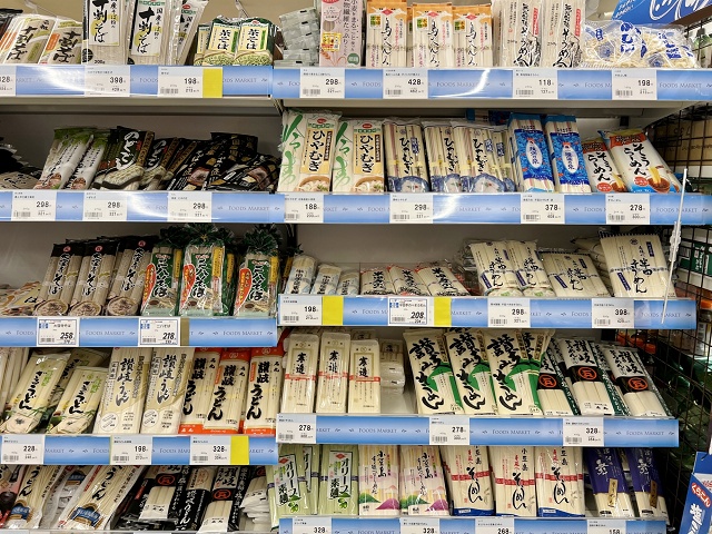 スーパーの乾麺売り場