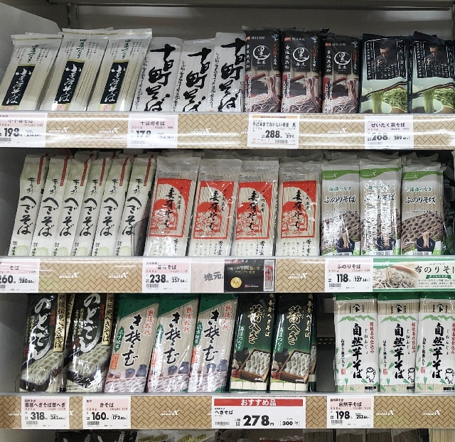 新潟のスーパーの乾麺のコーナー