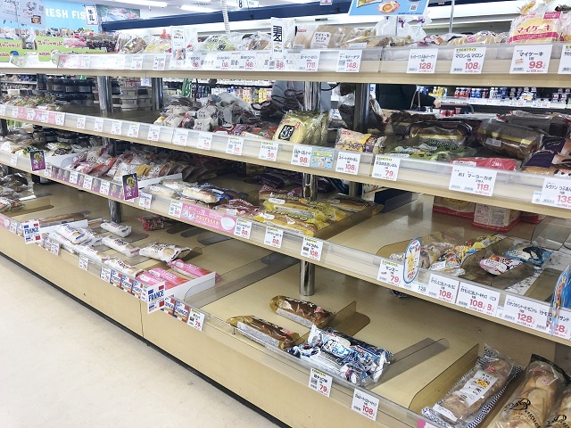 スーパーのパン売り場
