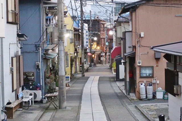 神奈川県三浦市 三崎 海南神社の前の参道